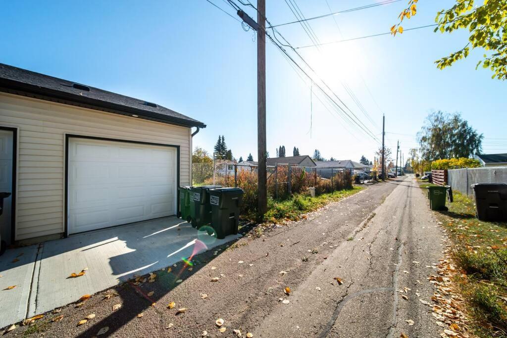 Modern Nordic Escape, 3Br Near Wem & Dt, Aircon & Fireplace, Wifi, Sleeps 6! Edmonton Bagian luar foto