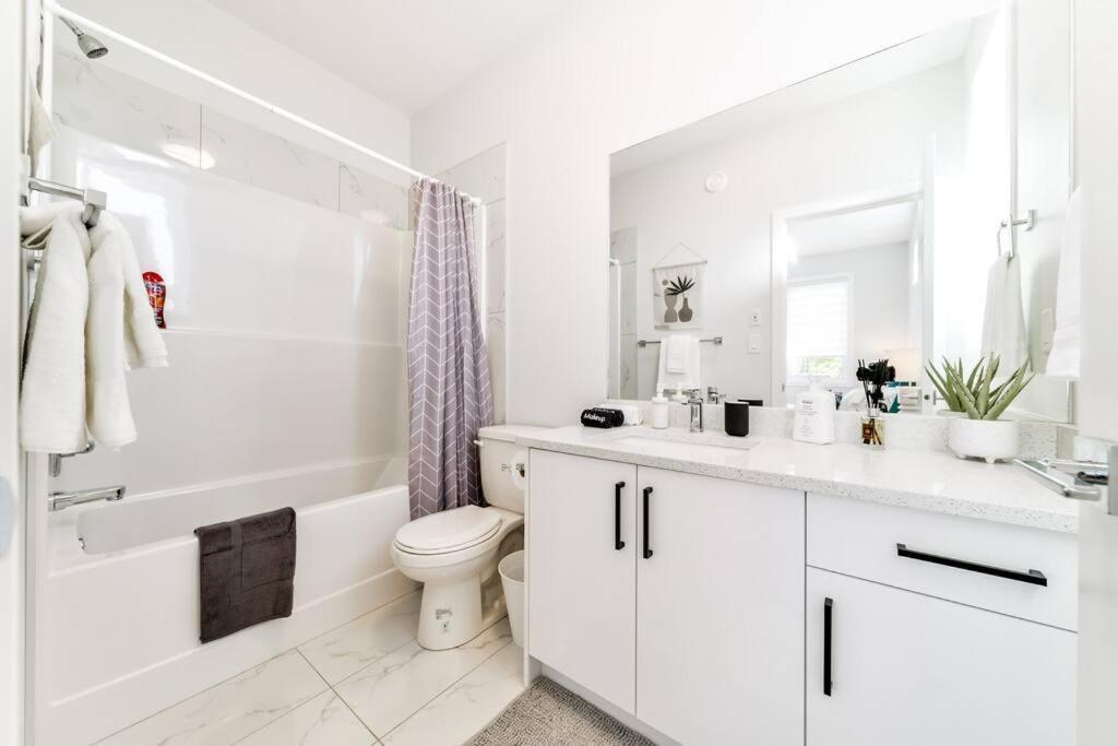 Modern Nordic Escape, 3Br Near Wem & Dt, Aircon & Fireplace, Wifi, Sleeps 6! Edmonton Bagian luar foto