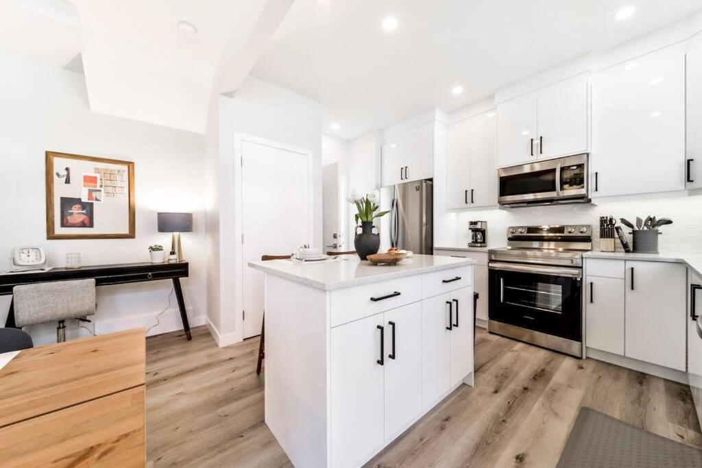 Modern Nordic Escape, 3Br Near Wem & Dt, Aircon & Fireplace, Wifi, Sleeps 6! Edmonton Bagian luar foto